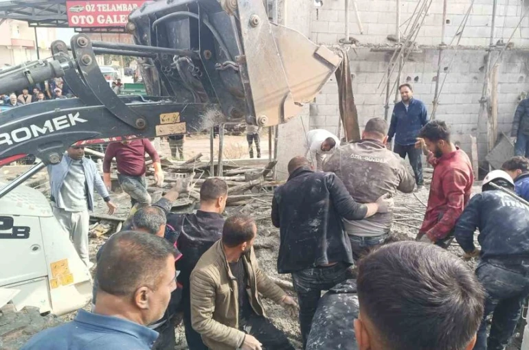 Şanlıurfa’da 2 katlı inşaatta göçük: 5 işçi altında kaldı 
