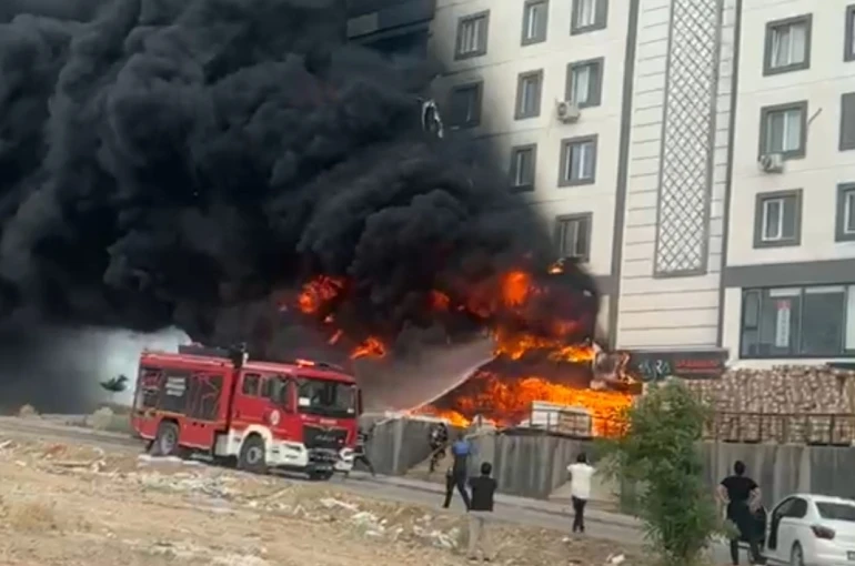 Şanlıurfa’da depoda çıkan yangın binayı sardı