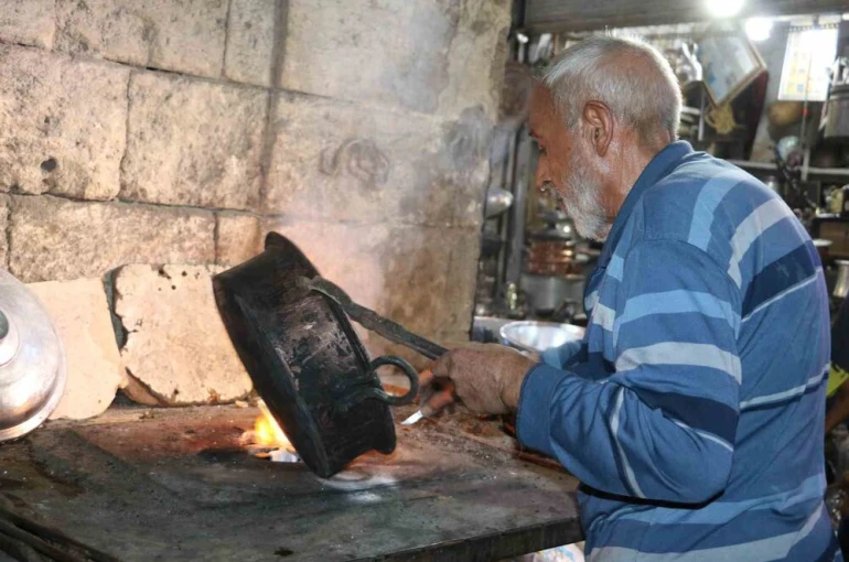 Şanlıurfa’da kalay ustası 75 yıldır mesleğini aşkla sürdürüyor