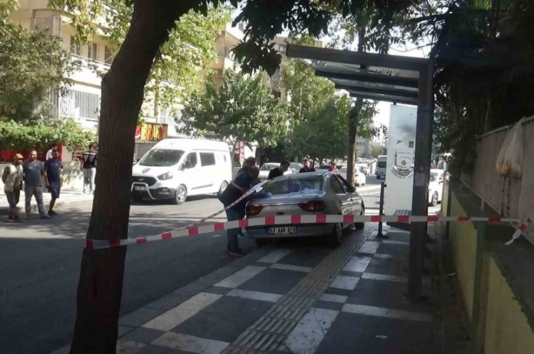 Şanlıurfa’da otomobil durakta bekleyenlere çarptı: 1 öğrenci öldü, 3 kişi yaralandı