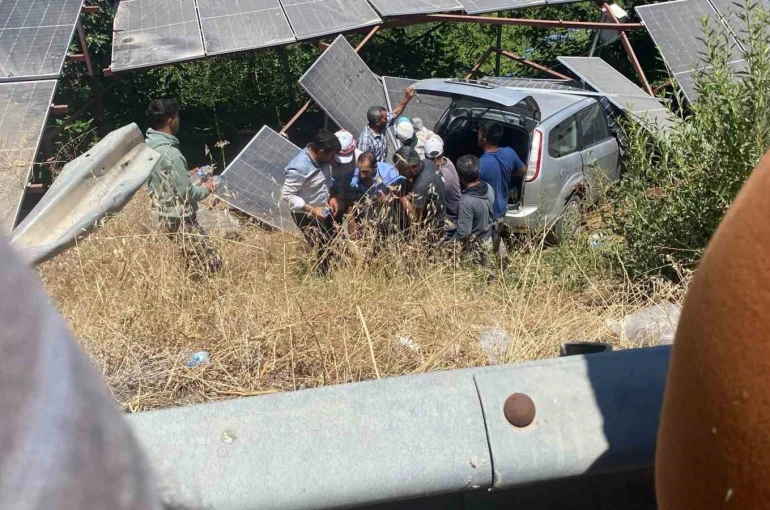 Şanlıurfa’da otomobil şarampole devrildi: 3 yaralı
