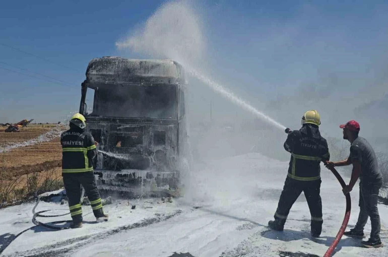 Şanlıurfa’da saman yüklü tırda çıkan yangın söndürüldü