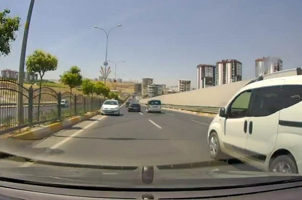 Şanlıurfa’da ters yönde ilerleyen sürücü kamerada