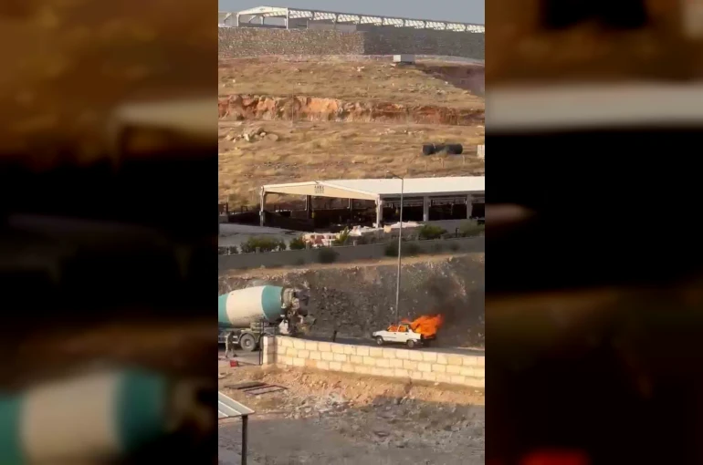 Şanlıurfa’da yanan otomobil beton mikseriyle söndürüldü
