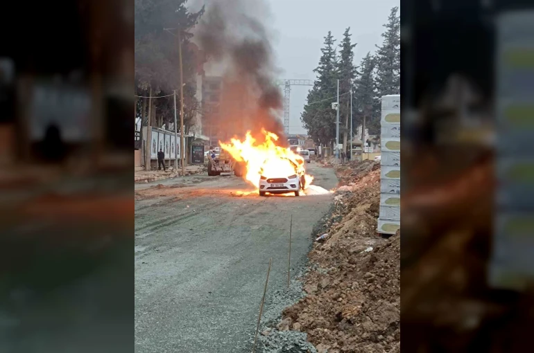 Şantiye çalışmaları esnasında zarar verilen doğalgaz borusundan çıkan alevlerle hafif ticari araç yandı 