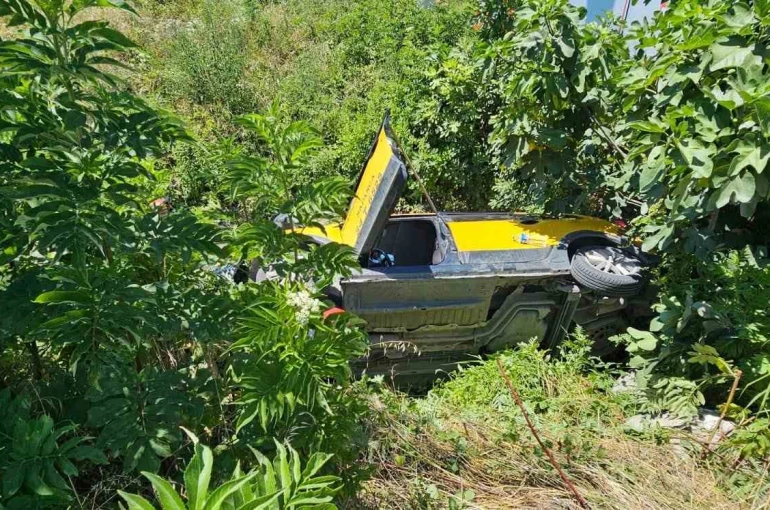 Sapanca’da otomobil ile taksi çarpıştı: Dereye yuvarlanan taksinin sürücüsü yaralandı