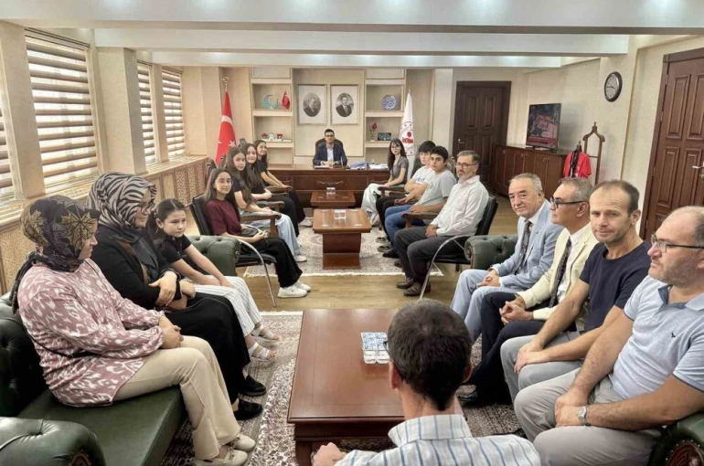 Şaphane Kaymakamı Çelik, başarılı öğrencilerle bir araya geldi