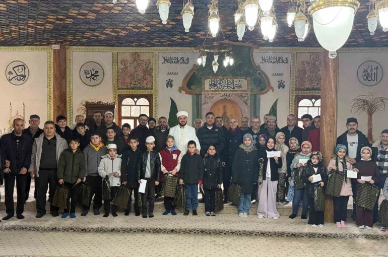 Şaphane’de "Camiyi Seviyoruz, Namazla Buluşuyoruz" programında öğrencilere ödül