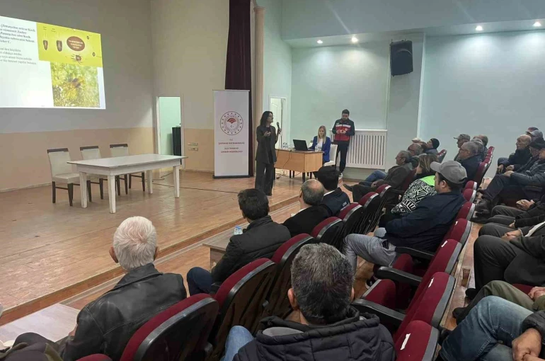 Şaphane’de üreticilere kiraz ve vişne hastalıkları ile zararlıları eğitimi