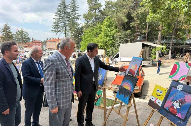 Şaphane’de yılsonu hayır çarşısı ve sergi yoğun ilgi gördü