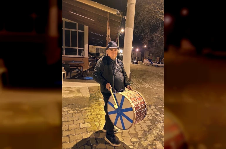 ’Şapkalı muhtar’ yine şapka çıkarttı: Davulcu bulamayan muhtar kendisi çalmaya başladı