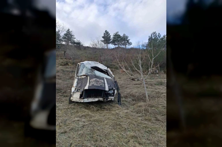 Şarampole devrilen minibüs hurda yığınına döndü: 1 yaralı