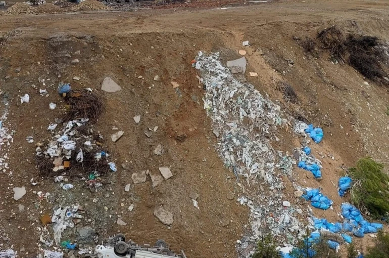 Şarampole yuvarlanan kamyonetteki 2 kişi yaralandı