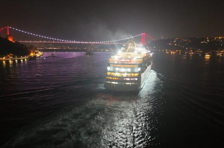 Sarayburnu’na yanaşma izni verilmeyen Rus kruvaziyer Astoria Grande Karadeniz’e doğru yola çıktı