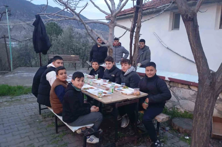 Sarıcakaya Müftüsü Altunbaş, Mayıslar Mahallesi’nde iftar sofrasına konuk oldu