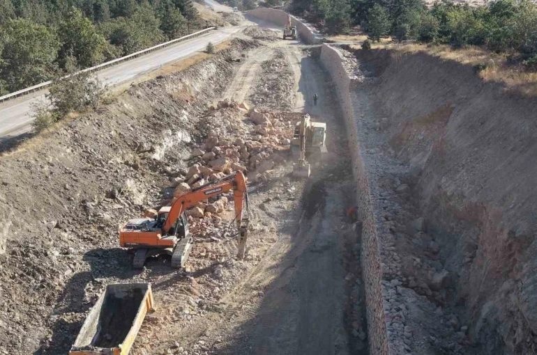 Sarıcakaya yolundaki yıkılan duvar tamir edildi, yol çalışmaları devam ediyor