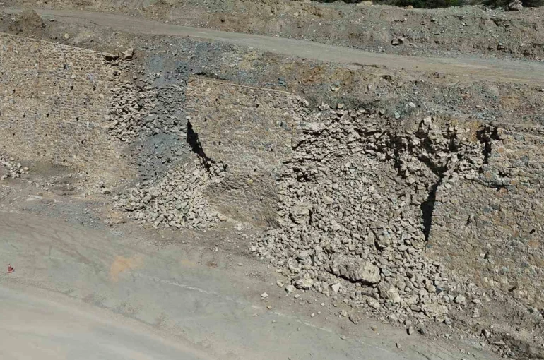Sarıcakaya yolunun istinat duvarı yıkıldı