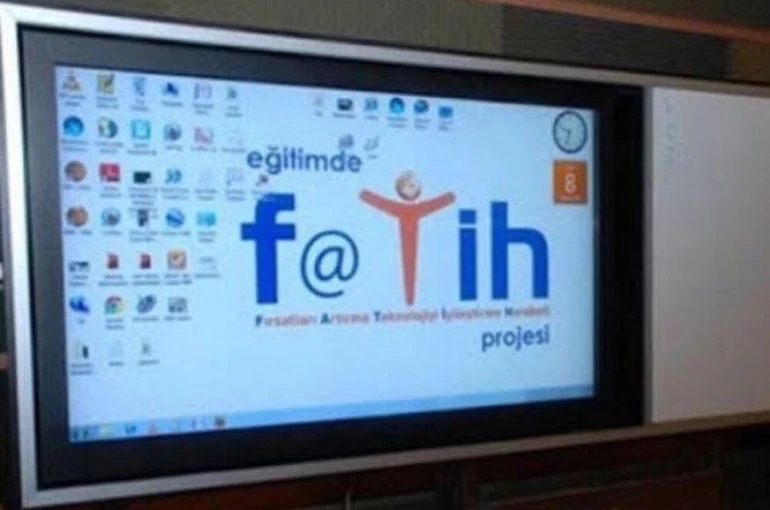 Sarıgöl Dört Eylül İlkokuluna 26 akıllı tahta teslim edildi