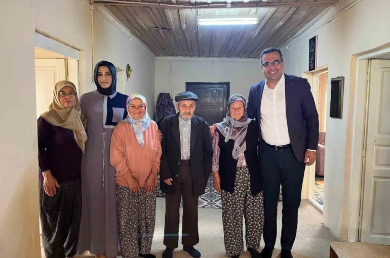 Sarıgöl Kaymakamı Dalak’dan Yaşlılar Günü sürprizi