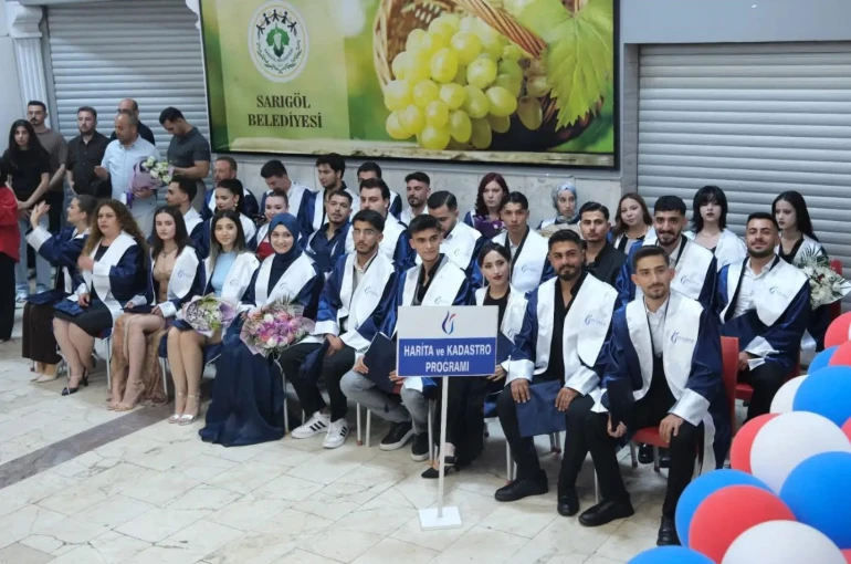 Sarıgöl MYO’da mezuniyet sevinci 