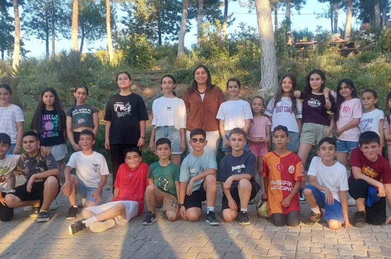 Sarıgöl’de 4 yıl boyunca okuttuğu eski öğrencileriyle buluştu