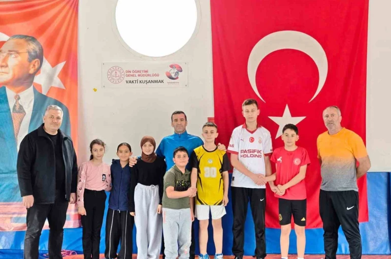 Sarıgöl’de minik güreşçiler tatilde de minderde
