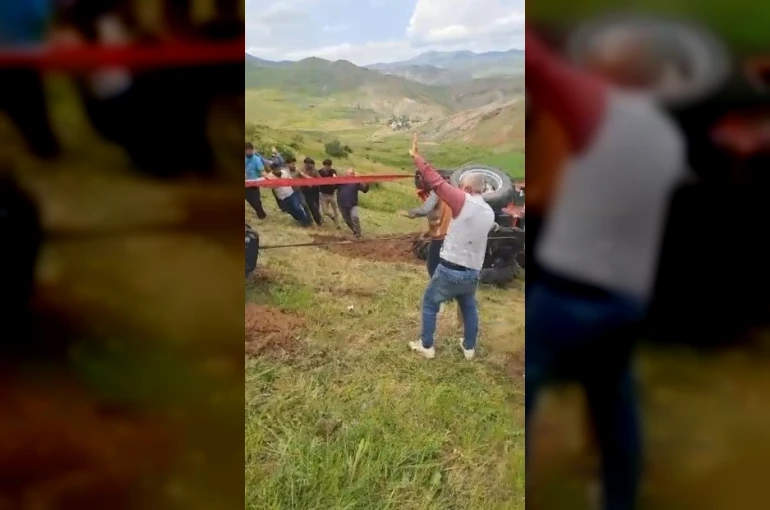 Sarıkamış’ta devrilen traktör için köylüler seferber oldu 