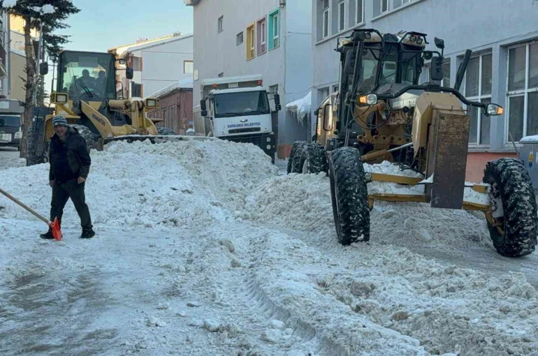 Sarıkamış’ta kar seferberliği: İlçe merkezinden 600 kamyon kar taşındı 
