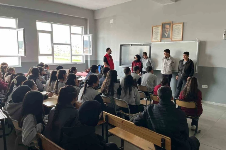 Sarıkamış’ta öğrencilere terörle mücadele ve dijital güvenlik semineri