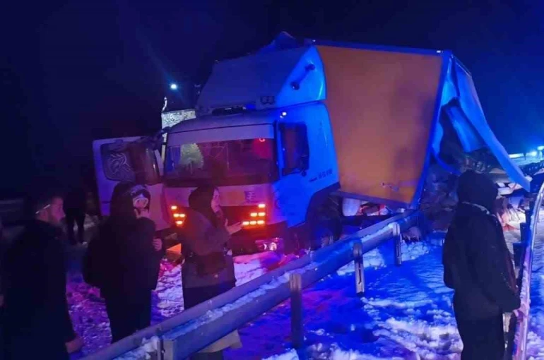 Sarıkamış’ta otobüs kamyona çarpı: 9 yaralı