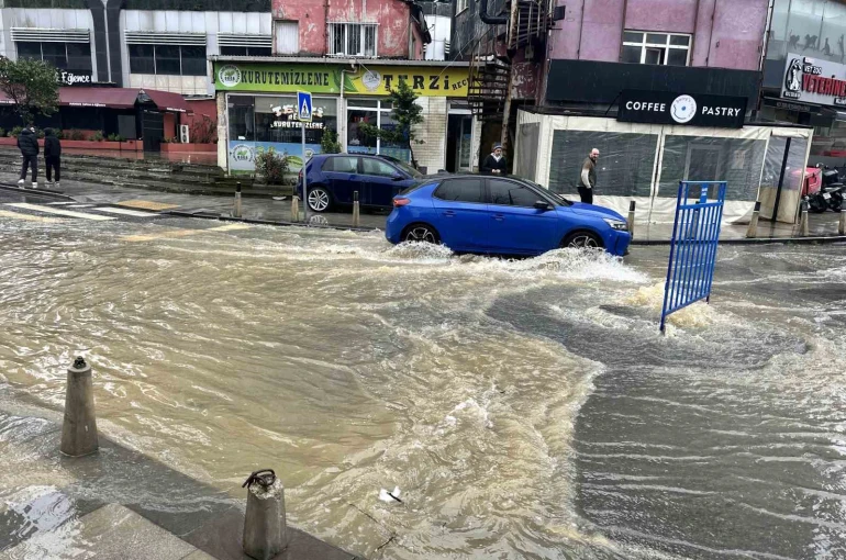 Sarıyer’de rögarlar taştı: Bir iş yerini su bastı, dükkan sahibi İSKİ’ye tepki gösterdi