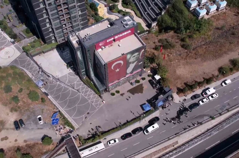Sarıyer’deki CHP binası önünde bekleyiş sürüyor