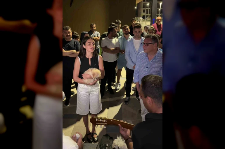 Şarkıcı Elif Buse Doğan’ın darbukalı, ıslıklı mini konseri vatandaşların beğenisi topladı