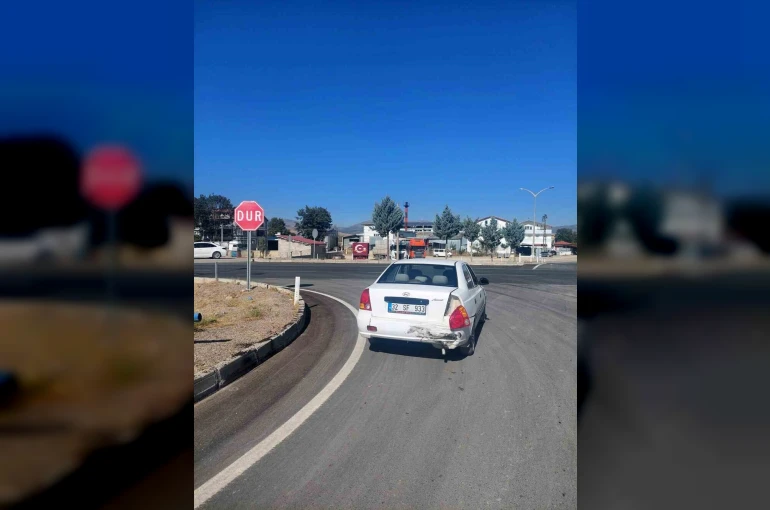 Şarkikaraağaç’ta iki otomobil çarpıştı: 3 yaşındaki çocuk yaralandı