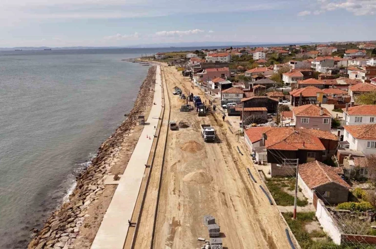 Şarköy Eriklice Sahili’nde duble yol ve bisiklet yolu çalışması