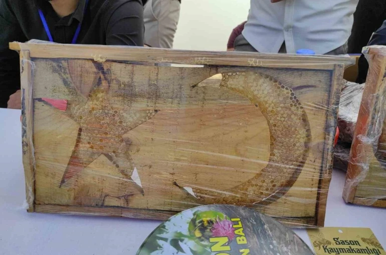 Sason’da ’ay yıldızlı’ arı kovanları yoğun ilgi görüyor