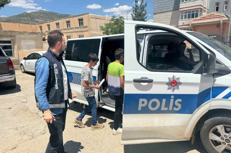Sason’da LGS’ye yetişemeyen öğrencilerin imdadına polis yetişti