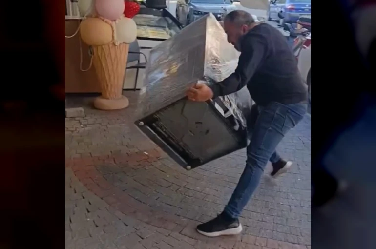 Satın aldığı bulaşık makinesi teşhir ürünü çıkınca mağazanın önüne attı