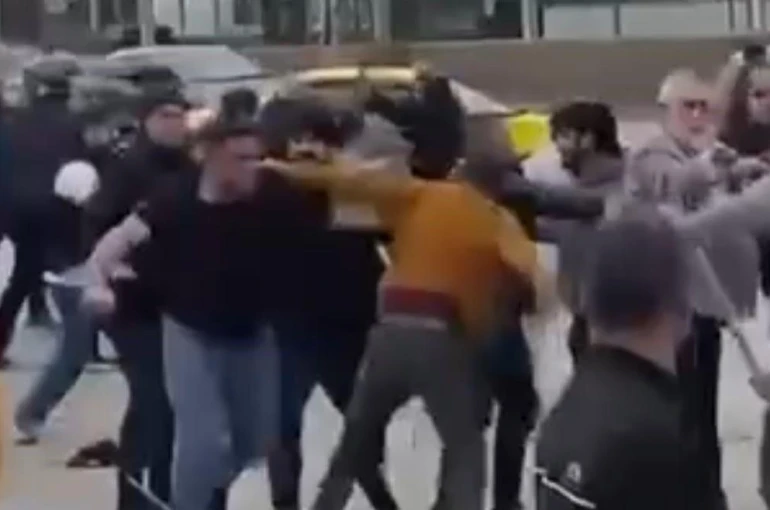 Savaşı andıran kavga: Kask miğfer, kılıç sopa oldu