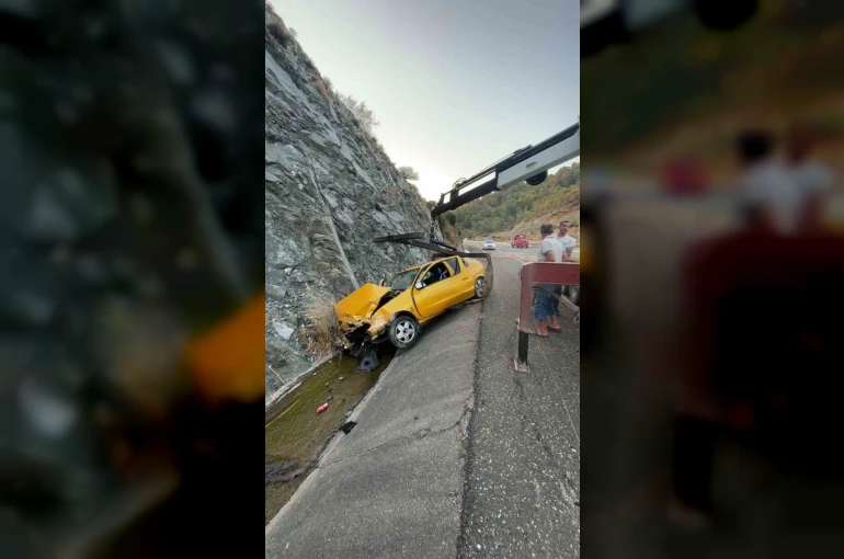 Savrulan otomobil hurdaya döndü, sürücü araçta sıkıştı