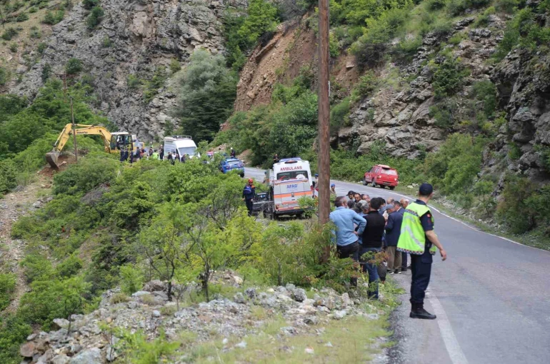 Şavşat Deresi’ne uçan kamyonet çıkarıldı, kayıp baba ve oğul aranıyor