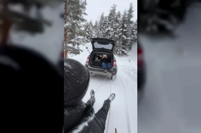Şavşat’ta geleneksel tahta kızaklarla kış eğlencesi