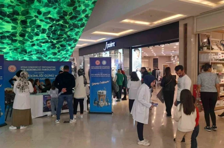 SCÜ öğrencileri dolayısıyla doğru diş fırçalama tekniklerini anlattı