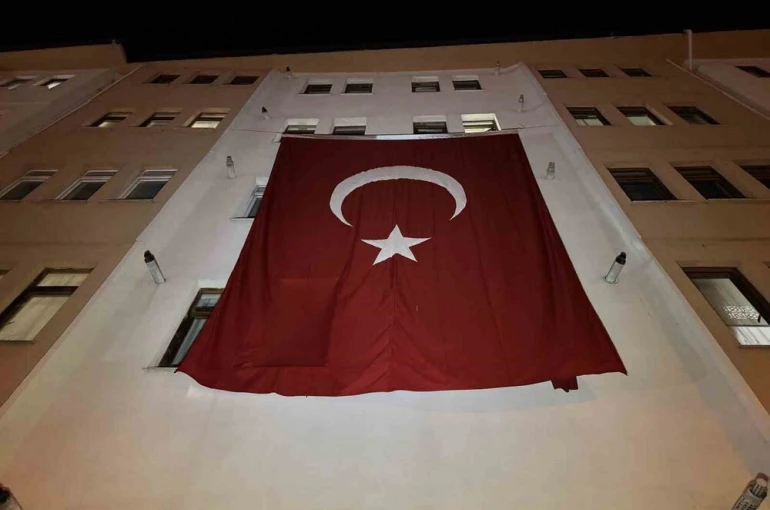Şehit Astsubay Özcan’ın baba ocağına Türk bayrağı asıldı