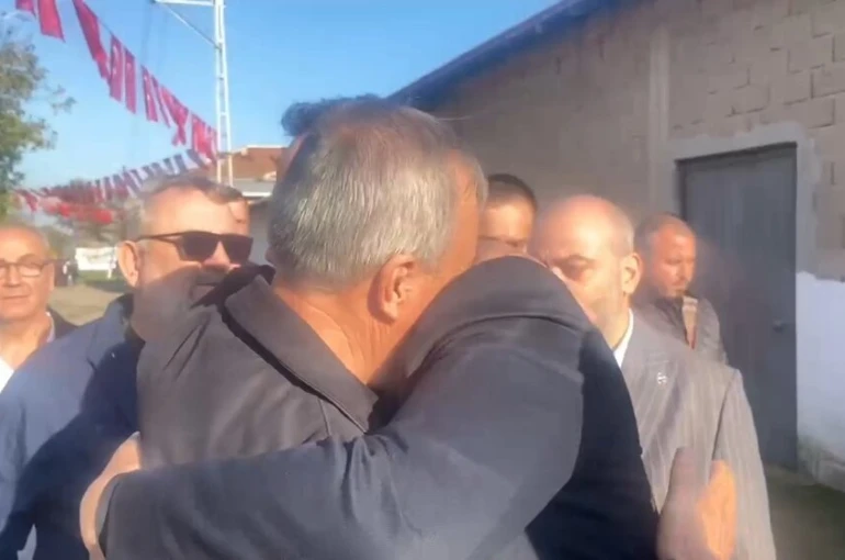 Şehit babası MHP’li başkana sarılıp "Beni Devlet Bahçeli’ye götürün" dedi