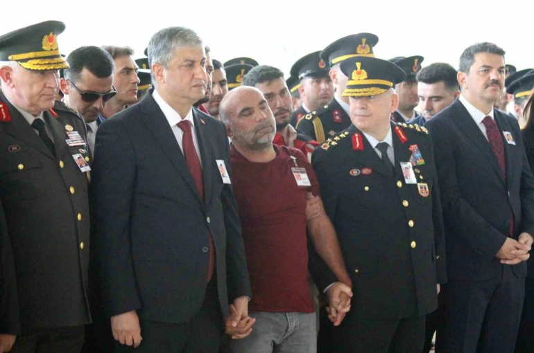 Şehit babası yürekleri dağladı, oğlunun tabutuna koşup öptü