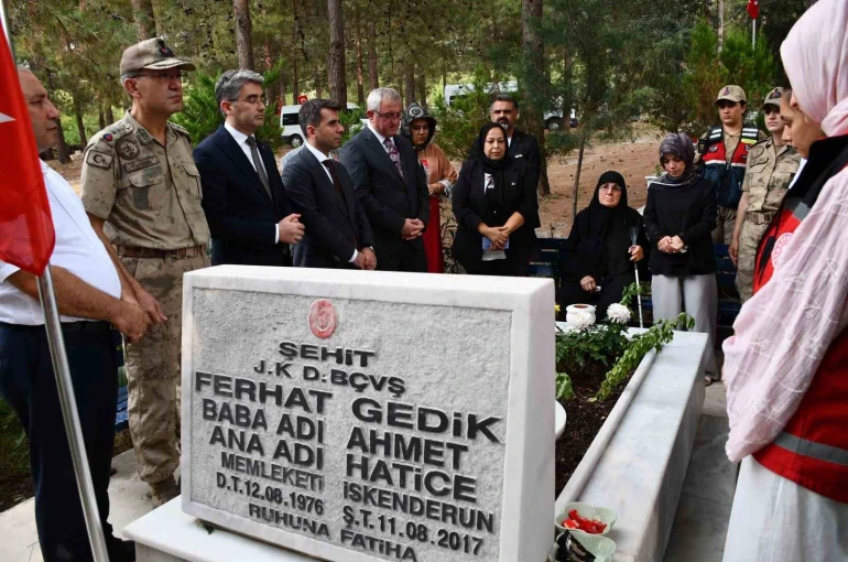 Şehit Başçavuş Ferhat Gedik mezarı başında anıldı 