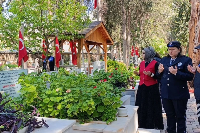 Şehit kızı polisler, babalarını andı