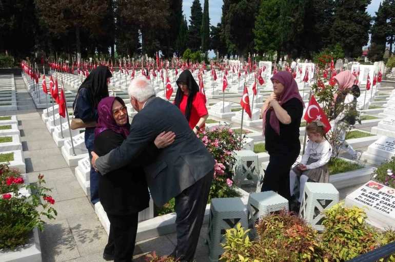 Şehit mezarlarına karanfil bıraktılar, şehit aileleriyle bayramlaştılar
