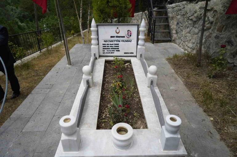 Şehit öğretmen Necmettin Yılmaz şehadetinin 9. yılında kabri başında anıldı